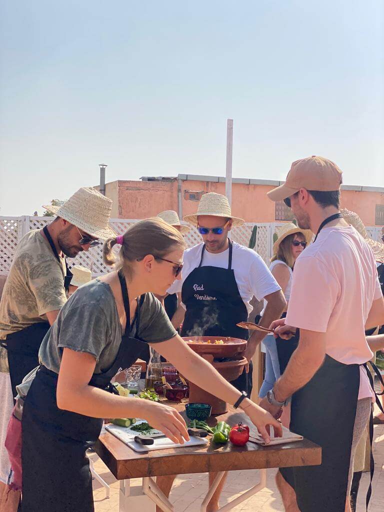 Cours de cuisine groupe EVJF dans un riad de charme Marrakech